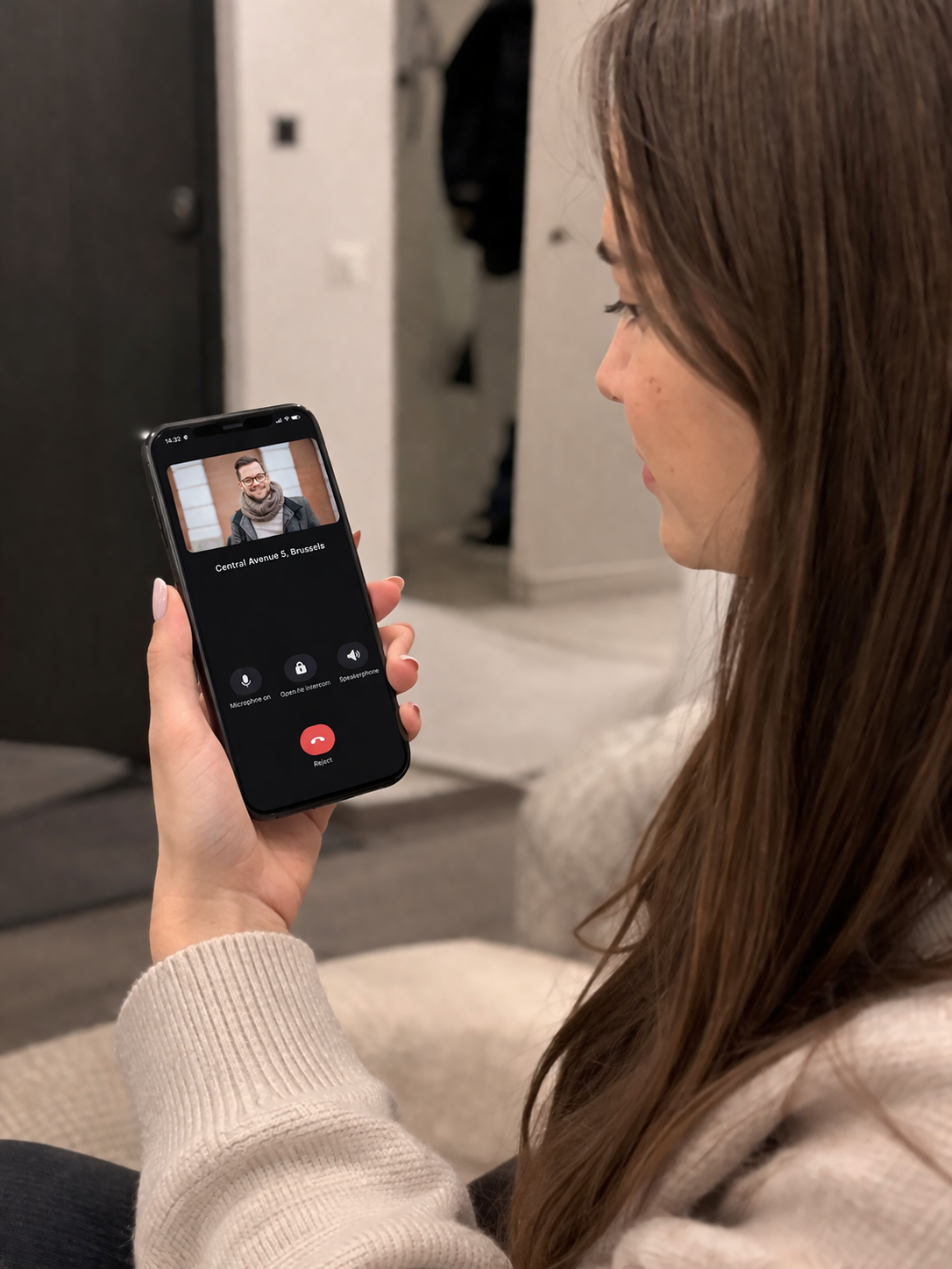 Answering a video intercom call on a smartphone
